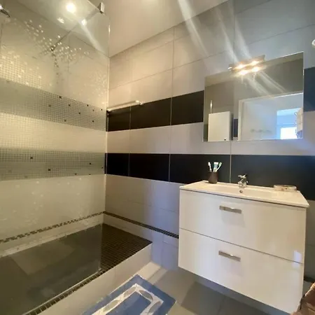Апартаменти Avec 1 - Balcon - Parking *